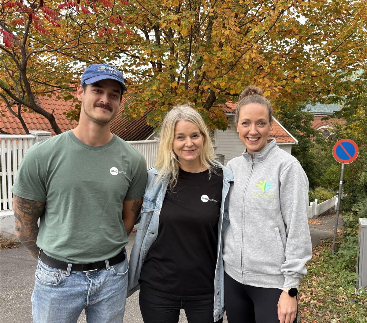 En mann og to damer smiler - Klikk for stort bilde